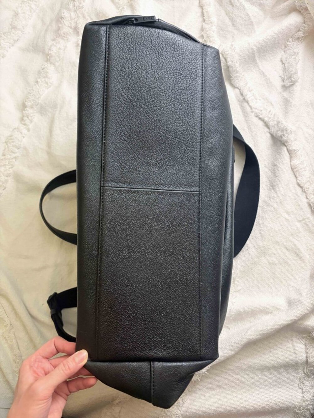 AWAY The Everywhere Travel Weekend Bag in Black Leather - Picture 4 of 8